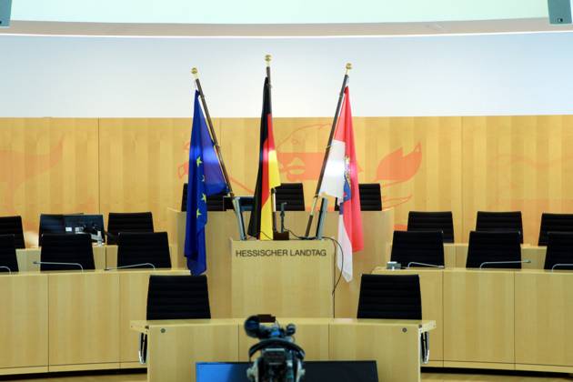 Wiesbaden, Hessen, Deutschland, 08.10.2023: Landtagswahl in Hessen: Das Parlament in Wiesbaden am Wahltag; hinter dem Rednerpult befinden sich Flagge der EU, von Deutschland sowie von Hessen Copyright: xdtsxNachrichtenagenturx dts_23560