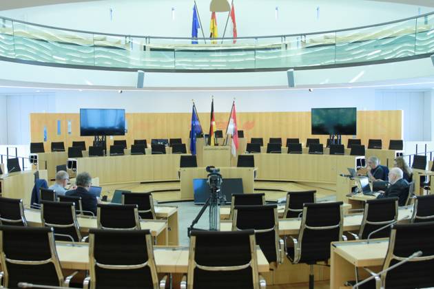 Wiesbaden, Hessen, Deutschland, 08.10.2023: Landtagswahl in Hessen: Das Parlament in Wiesbaden am Wahltag; hinter dem Rednerpult befinden sich Flagge der EU, von Deutschland sowie von Hessen Copyright: xdtsxNachrichtenagenturx dts_23561