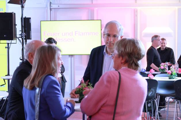 Wiesbaden, Hessen, Deutschland, 08.10.2023: Landtagswahl in Hessen: FDP-Wahlparty: Besucher wenige Minuten vor Bekanntgabe der 18-Uhr-Prognose Copyright: xdtsxNachrichtenagenturx dts_23572