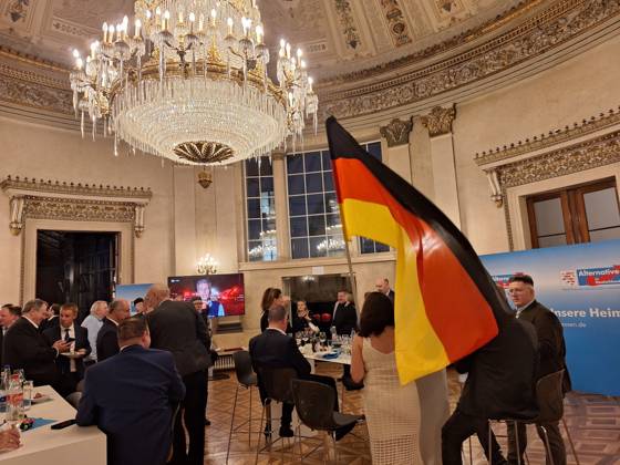 Wiesbaden, Hessen, Deutschland, 08.10.2023: Landtagswahl in Hessen: AfD-Wahlparty mit einer Deutschland-Fahne Copyright: xdtsxNachrichtenagenturx dts_23617