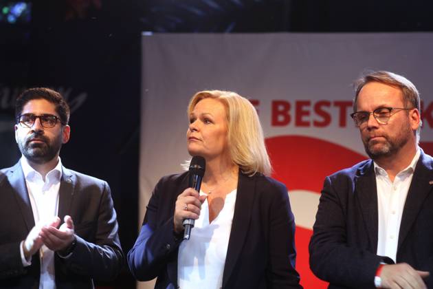 Wiesbaden, Hessen, Deutschland, 08.10.2023: Landtagswahl in Hessen: Kaweh Mansoori (links), Nancy Faeser (mitte), Timon Gremmels (rechts) auf der SPD-Wahlparty Copyright: xdtsxNachrichtenagenturx dts_23629