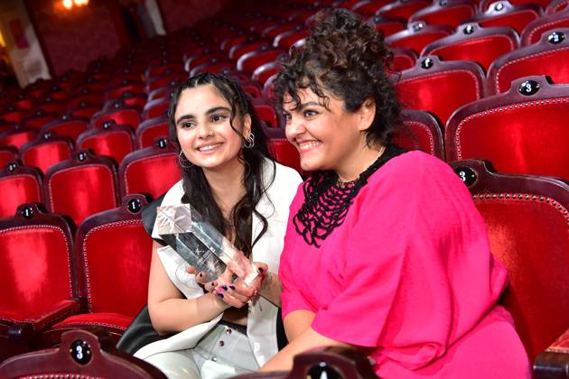 First Steps Award 2023 Götz-George-Nachwuchspreis, Bayan Layla. als beste Nachwuchsschauspielerin ausgezeichnet, mit Sara Fazilat, Moderation der Gala First Steps Award im Stage Theater des Westens heißt es Bühne frei! für Deutschlands talentierteste NachwuchsfilmschaffendeF in Berlin, am 08.10.2023