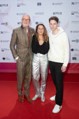 Award - First Steps 2023 Peter Lohmeyer, Barbara Philipp und Jonathan Berlin beim First Steps Award im Stage Theater des Westens am 09.10.2023 in Berlin. Copyright: xEventpressxKochanx