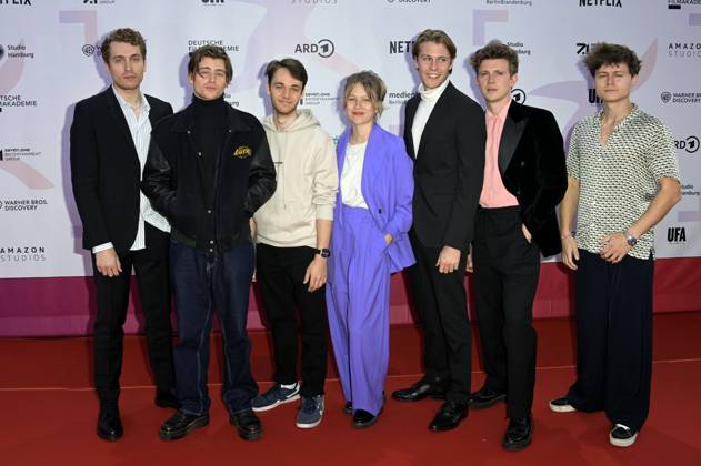 Laszlo Branko Breiding, Paul Lennard Sundheim, Fabian Hanis, Anna Bachmann, Richard Kreutz, Lennart Betzgen und Tom Böttcher bei der 24. Verleihung der First Steps Awards im Theater des Westens. Berlin, 08.10.2023
