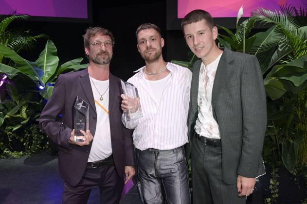 Paul Ertl, Hannes Hirsch und Lorenz Hochhuth bei der Aftershow-Party nach der 24. Verleihung der First Steps Awards im Theater des Westens. Berlin, 08.10.2023