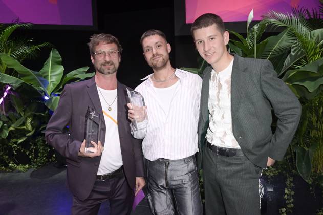 Paul Ertl, Hannes Hirsch und Lorenz Hochhuth bei der Aftershow-Party nach der 24. Verleihung der First Steps Awards im Theater des Westens. Berlin, 08.10.2023