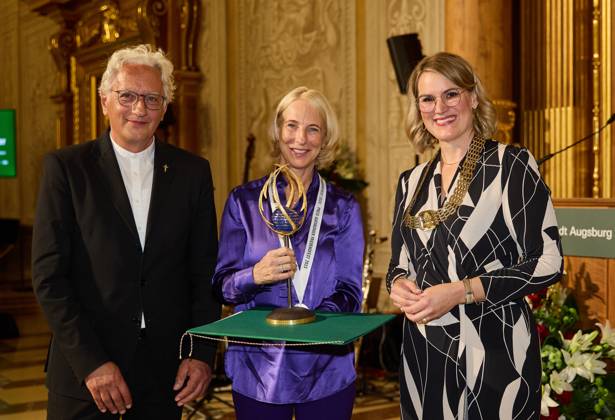 (v.li.) Axel Piper (Regionalbischof), Katrin Eigendorf mit der Skulptur des Augsburger Friedenspreises, Eva Weber (Oberbürgermeisterin der Stadt Augsburg); Feierliche Verleihung des Augsburger Friedenspreises 2023 an Journalistin Katrin Eigendorf Feierliche Verleihung des Augsburger Friedenspreises 2023 an Journalistin Katrin Eigendorf