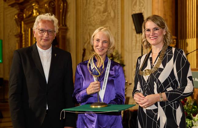 Bilder des Jahres 2023, Entertainment 10 Oktober Entertainment Themen der Woche KW41 News Bilder des Tages (v.li.) Axel Piper (Regionalbischof), Katrin Eigendorf mit der Skulptur des Augsburger Friedenspreises, Eva Weber (Oberbürgermeisterin der Stadt Augsburg); Feierliche Verleihung des Augsburger Friedenspreises 2023 an Journalistin Katrin Eigendorf Feierliche Verleihung des Augsburger Friedenspreises 2023 an Journalistin Katrin Eigendorf