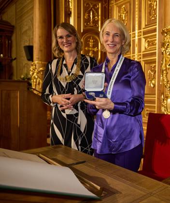 News Bilder des Tages Eva Weber (Oberbürgermeisterin der Stadt Augsburg) mit Katrin Eigendorf; Feierliche Verleihung des Augsburger Friedenspreises 2023 an Journalistin Katrin Eigendorf Feierliche Verleihung des Augsburger Friedenspreises 2023 an Journalistin Katrin Eigendorf