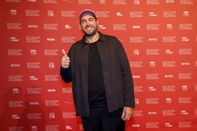 Sera Finale (Pseudonym Dikker) bei der Verleihung des Deutschen Musical theater PReises 2023 im Theater des Westens, Berlin.