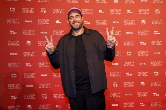 Sera Finale (Pseudonym Dikker) bei der Verleihung des Deutschen Musical theater PReises 2023 im Theater des Westens, Berlin.