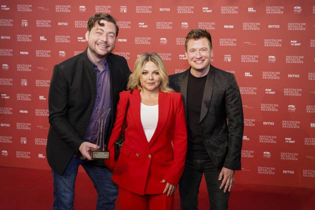 Marian Lux, Annet Lousian, Markus Syperek (Preisträger Bestes musikalisches Gesamtbild) bei der Verleihung des Deutschen Musical theater PReises 2023 im Theater des Westens, Berlin.