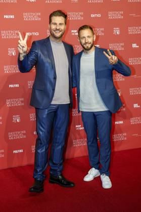 Maurice Gajda mit Freund Michael Barg bei der Verleihung des Deutschen Musical Theater Preises 2023 im Theater des Westens. Berlin, 09.10.2023