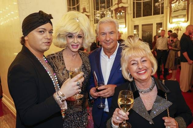 Julian F.M. Stoeckel, Angelo Conti, Klaus Wowereit und Stefanie Simon bei der Verleihung des Deutschen Musical Theater Preises 2023 im Theater des Westens. Berlin, 09.10.2023