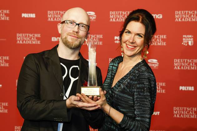 Die Preisträger Bestes Kostüm Ales Valasek und Olivia Sieber bei der Verleihung des Deutschen Musical Theater Preises 2023 im Theater des Westens. Berlin, 09.10.2023