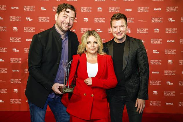 Die Preisträger Bestes musikalisches Gesamtbild für Mary Shelleys Frankenstein Markus Syperek und Marian Lux mit Annett Louisan bei der Verleihung des Deutschen Musical Theater Preises 2023 im Theater des Westens. Berlin, 09.10.2023