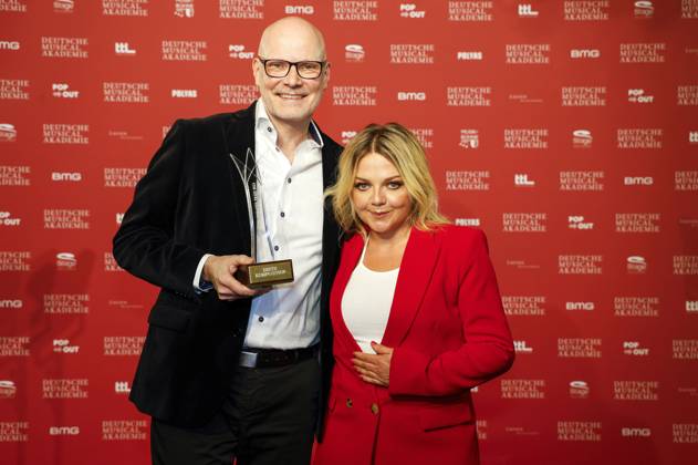 Der Preisträger Beste Komposition Gisle Kverndokk mit Annett Louisan bei der Verleihung des Deutschen Musical Theater Preises 2023 im Theater des Westens. Berlin, 09.10.2023