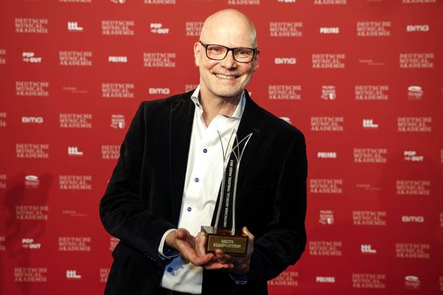 Der Preisträger Beste Komposition Gisle Kverndokk bei der Verleihung des Deutschen Musical Theater Preises 2023 im Theater des Westens. Berlin, 09.10.2023
