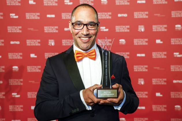 Der Preisträger Bestes Lichtdesign Raphael-Aaron Moss bei der Verleihung des Deutschen Musical Theater Preises 2023 im Theater des Westens. Berlin, 09.10.2023