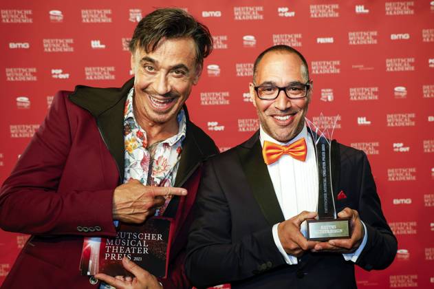 Der Preisträger Bestes Lichtdesign Raphael-Aaron Moss mit Claudio Maniscalco bei der Verleihung des Deutschen Musical Theater Preises 2023 im Theater des Westens. Berlin, 09.10.2023