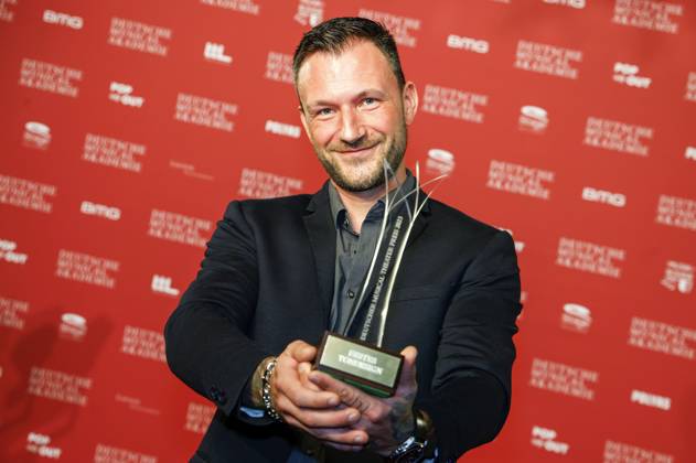 Der Preisträger Bestes Sounddesign Florentin Adolf bei der Verleihung des Deutschen Musical Theater Preises 2023 im Theater des Westens. Berlin, 09.10.2023