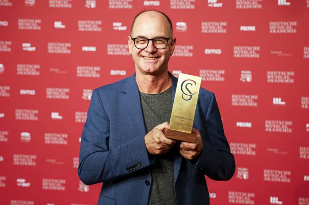 Der Craig-Simmons-Preisträger für eine Institution Arne Beeker bei der Verleihung des Deutschen Musical Theater Preises 2023 im Theater des Westens. Berlin, 09.10.2023