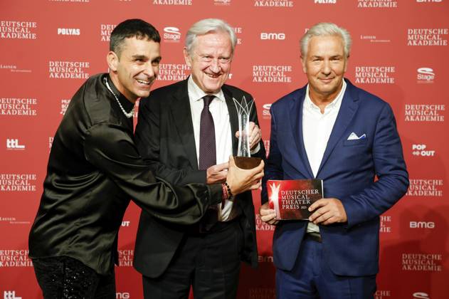 Die Preisträger Bestes Revival Aaron Sidwell und Freddy Burger mit Klaus Wowereit bei der Verleihung des Deutschen Musical Theater Preises 2023 im Theater des Westens. Berlin, 09.10.2023