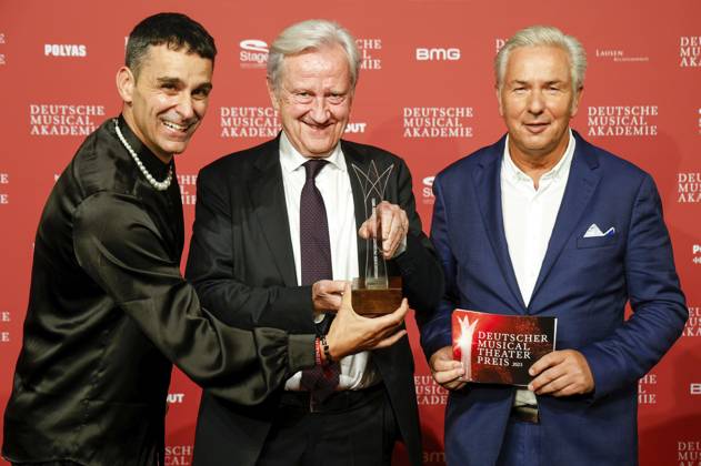 Die Preisträger Bestes Revival Aaron Sidwell und Freddy Burger mit Klaus Wowereit bei der Verleihung des Deutschen Musical Theater Preises 2023 im Theater des Westens. Berlin, 09.10.2023