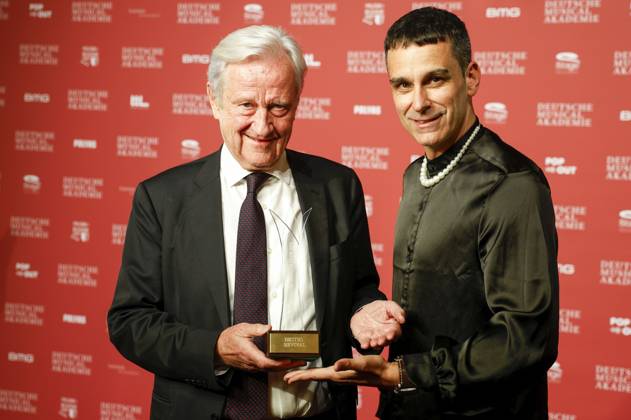 Die Preisträger Bestes Revival Freddy Burger und Aaron Sidwell bei der Verleihung des Deutschen Musical Theater Preises 2023 im Theater des Westens. Berlin, 09.10.2023