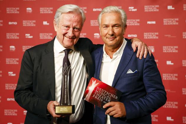 Der Preisträger Bestes Revival Freddy Burger mit Klaus Wowereit bei der Verleihung des Deutschen Musical Theater Preises 2023 im Theater des Westens. Berlin, 09.10.2023