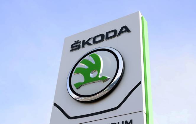 10.10.2023, Deutschland, NRW, Autohersteller, Automarken, Autos, Sicherheit, Rückrufaktion für 50000 SKODA Fahrzeuge, weil der Beifahrerairbag bei einer Auslösung reissen kann, Takata Airbags, Rückruf, Kraftfahrtbundesamt, Produktionsfehler, Sicherheitsrisiko, Airbag, Firmenlogo Skoda, Logo NRW Deutschland Copyright: xD.xKerlekin SnowfieldxPhotographyx SF101023SkodaD1
