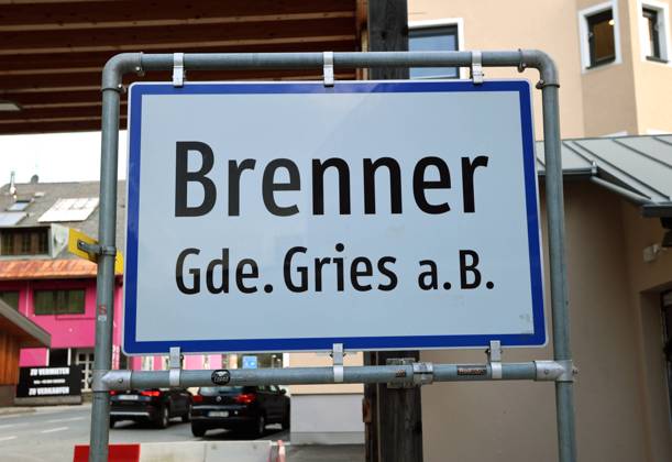 Brenner, Tirol, Österreich, 10. Oktober 2023: Hier das Ortsschild, Ortstafel von Brenner, Österreichische Seite, Gemeinde Gries am Brenner, Verkehrsschild, Symbolbild,Brennerpass
