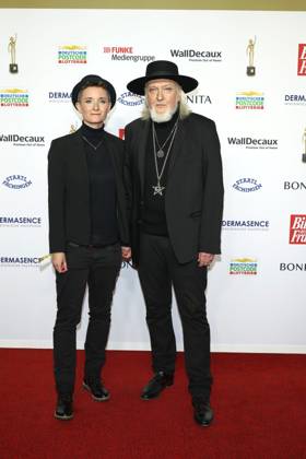 Goldene Bild der Frau in Hamburg Joachim Witt mit Frau, Verleihung der Goldene Bild der Frau in der Neuen Flora, Hamburg, 11.10.2023 Copyright: xEventpressxBecherx