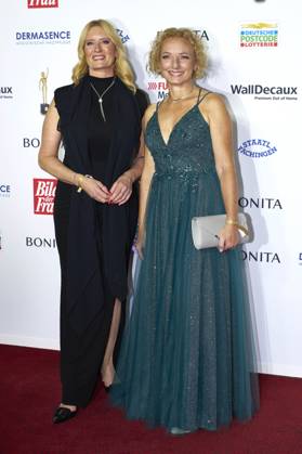 Claudia Kleinert und Karin Lange bei der 16. Verleihung der Goldenen Bild der Frau 2023 im Stage Theater Neue Flora. Hamburg, 11.10.2023