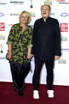 Dietrich Mattausch mit Ehefrau Annette Mattausch bei der 16. Verleihung der Goldenen Bild der Frau 2023 im Stage Theater Neue Flora. Hamburg, 11.10.2023