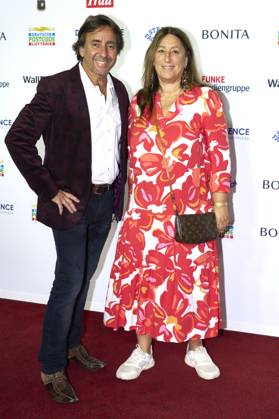 Dieter Landuris mit Ehefrau Natascha Landuris bei der 16. Verleihung der Goldenen Bild der Frau 2023 im Stage Theater Neue Flora. Hamburg, 11.10.2023