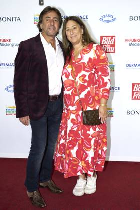 Dieter Landuris mit Ehefrau Natascha Landuris bei der 16. Verleihung der Goldenen Bild der Frau 2023 im Stage Theater Neue Flora. Hamburg, 11.10.2023