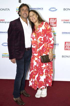 Dieter Landuris mit Ehefrau Natascha Landuris bei der 16. Verleihung der Goldenen Bild der Frau 2023 im Stage Theater Neue Flora. Hamburg, 11.10.2023
