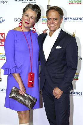 Ildiko von Kürthy mit Begleitung bei der 16. Verleihung der Goldenen Bild der Frau 2023 im Stage Theater Neue Flora. Hamburg, 11.10.2023