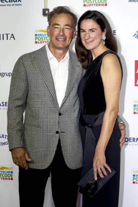 Jan Sosniok mit Ehefrau Nadine bei der 16. Verleihung der Goldenen Bild der Frau 2023 im Stage Theater Neue Flora. Hamburg, 11.10.2023