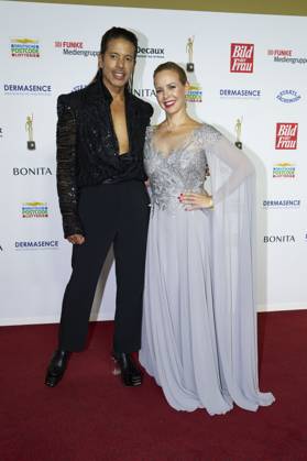 Jorge Gonzalez und Isabel Edvardsson bei der 16. Verleihung der Goldenen Bild der Frau 2023 im Stage Theater Neue Flora. Hamburg, 11.10.2023