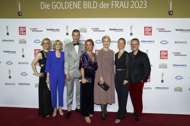Janina Süß, Sandra Immoor, Kai Pflaume, Julia Becker, Manuela Schwesig, Nora Mary und Niklas Jakob Wilcke bei der 16. Verleihung der Goldenen Bild der Frau 2023 im Stage Theater Neue Flora. Hamburg, 11.10.2023