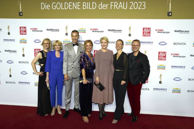 Janina Süß, Sandra Immoor, Kai Pflaume, Julia Becker, Manuela Schwesig, Nora Mary und Niklas Jakob Wilcke bei der 16. Verleihung der Goldenen Bild der Frau 2023 im Stage Theater Neue Flora. Hamburg, 11.10.2023