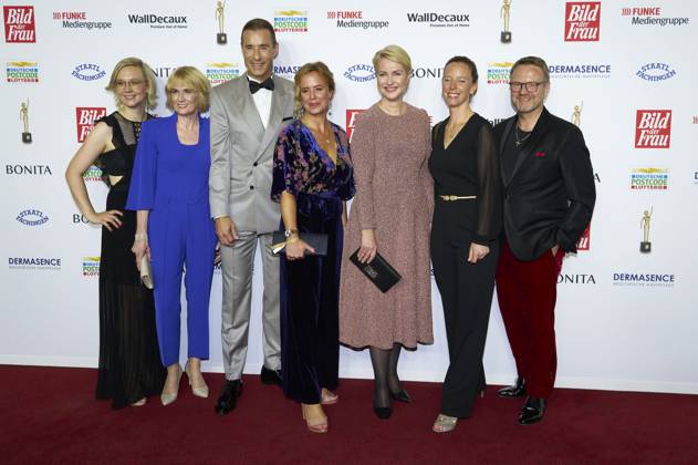 Janina Süß, Sandra Immoor, Kai Pflaume, Julia Becker, Manuela Schwesig, Nora Mary und Niklas Jakob Wilcke bei der 16. Verleihung der Goldenen Bild der Frau 2023 im Stage Theater Neue Flora. Hamburg, 11.10.2023
