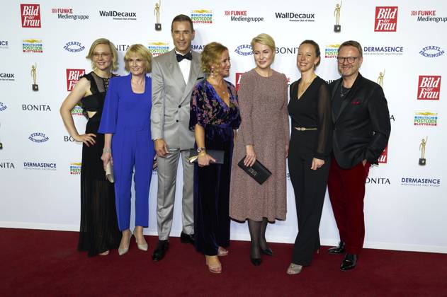 Janina Süß, Sandra Immoor, Kai Pflaume, Julia Becker, Manuela Schwesig, Nora Mary und Niklas Jakob Wilcke bei der 16. Verleihung der Goldenen Bild der Frau 2023 im Stage Theater Neue Flora. Hamburg, 11.10.2023