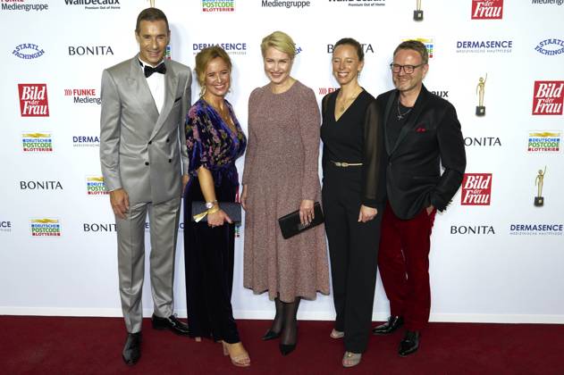 Kai Pflaume, Julia Becker, Manuela Schwesig, Nora Marx und Niklas Jakob Wilcke bei der 16. Verleihung der Goldenen Bild der Frau 2023 im Stage Theater Neue Flora. Hamburg, 11.10.2023