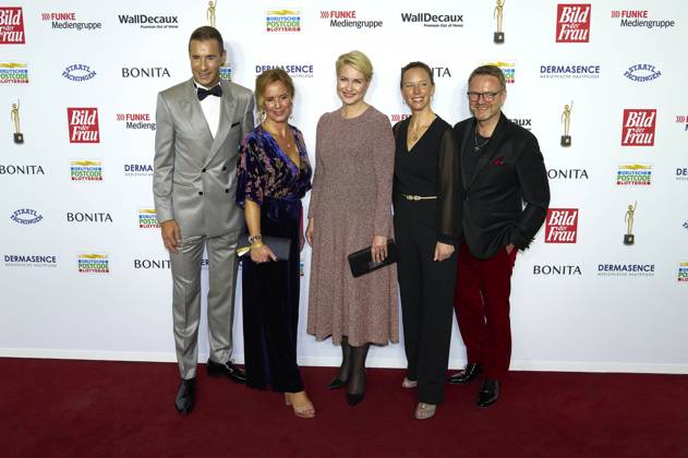 Kai Pflaume, Julia Becker, Manuela Schwesig, Nora Marx und Niklas Jakob Wilcke bei der 16. Verleihung der Goldenen Bild der Frau 2023 im Stage Theater Neue Flora. Hamburg, 11.10.2023