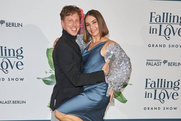 Valentin Lusin mit Ehefrau Renata Lusin (schwanger) - Weltpremiere der Grand Show FALLING IN LOVE im Friedrichstadt-Palast Berlin am 11.10.2023. Premiere - Grand Show FALLING IN LOVE