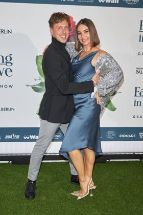 Valentin Lusin mit Ehefrau Renata Lusin (schwanger) - Weltpremiere der Grand Show FALLING IN LOVE im Friedrichstadt-Palast Berlin am 11.10.2023. Premiere - Grand Show FALLING IN LOVE