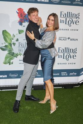 Valentin Lusin mit Ehefrau Renata Lusin (schwanger) - Weltpremiere der Grand Show FALLING IN LOVE im Friedrichstadt-Palast Berlin am 11.10.2023. Premiere - Grand Show FALLING IN LOVE
